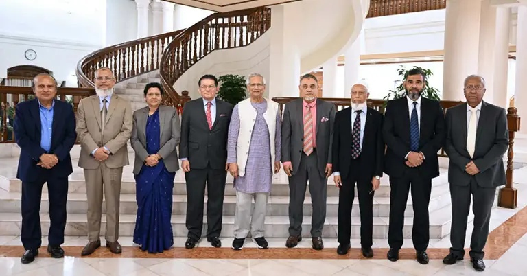 নির্বাচন কমিশনারদের সঙ্গে প্রধান উপদেষ্টা